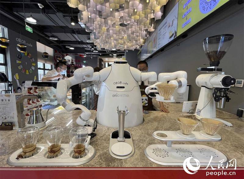 服务机器人商用成现实90后小伙教徒弟冲咖啡